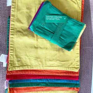 Benetton place may set with napkins.